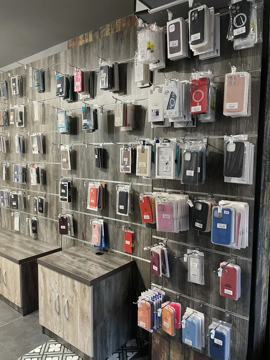 Peretele cu huse din magazinul West·Tel Târgu Mureș