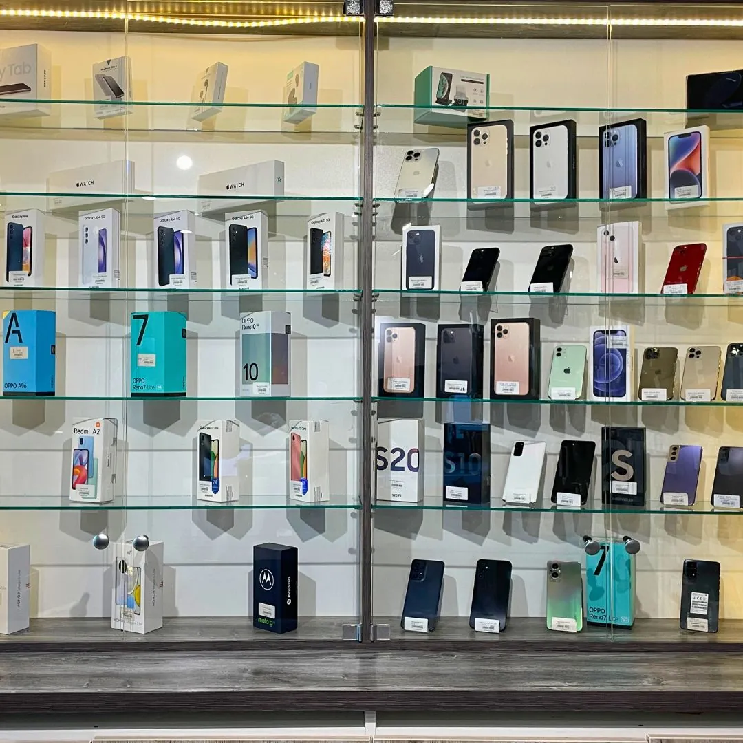 Vitrina cu telefoane noi